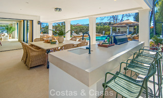 Luxueuze, mediterrane villa te koop, eerstelijnsgolf in een prestigieuze urbanisatie in Nueva Andalucia, Marbella 803318 