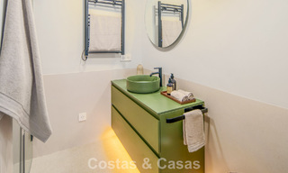 Luxueuze, mediterrane villa te koop, eerstelijnsgolf in een prestigieuze urbanisatie in Nueva Andalucia, Marbella 803321 