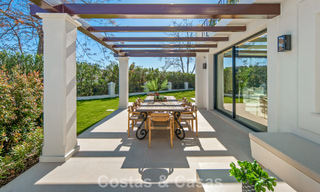 Luxueuze, mediterrane villa te koop, eerstelijnsgolf in een prestigieuze urbanisatie in Nueva Andalucia, Marbella 803328 