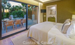 Luxueuze, mediterrane villa te koop, eerstelijnsgolf in een prestigieuze urbanisatie in Nueva Andalucia, Marbella 803339 
