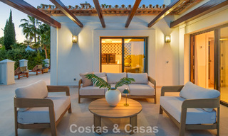 Luxueuze, mediterrane villa te koop, eerstelijnsgolf in een prestigieuze urbanisatie in Nueva Andalucia, Marbella 803343 