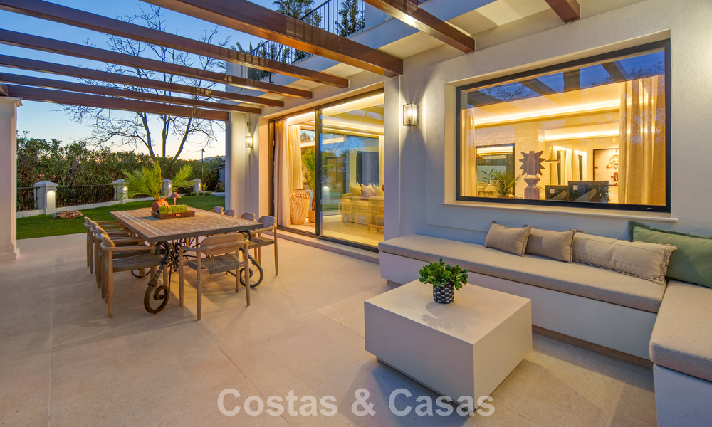 Luxueuze, mediterrane villa te koop, eerstelijnsgolf in een prestigieuze urbanisatie in Nueva Andalucia, Marbella 803345