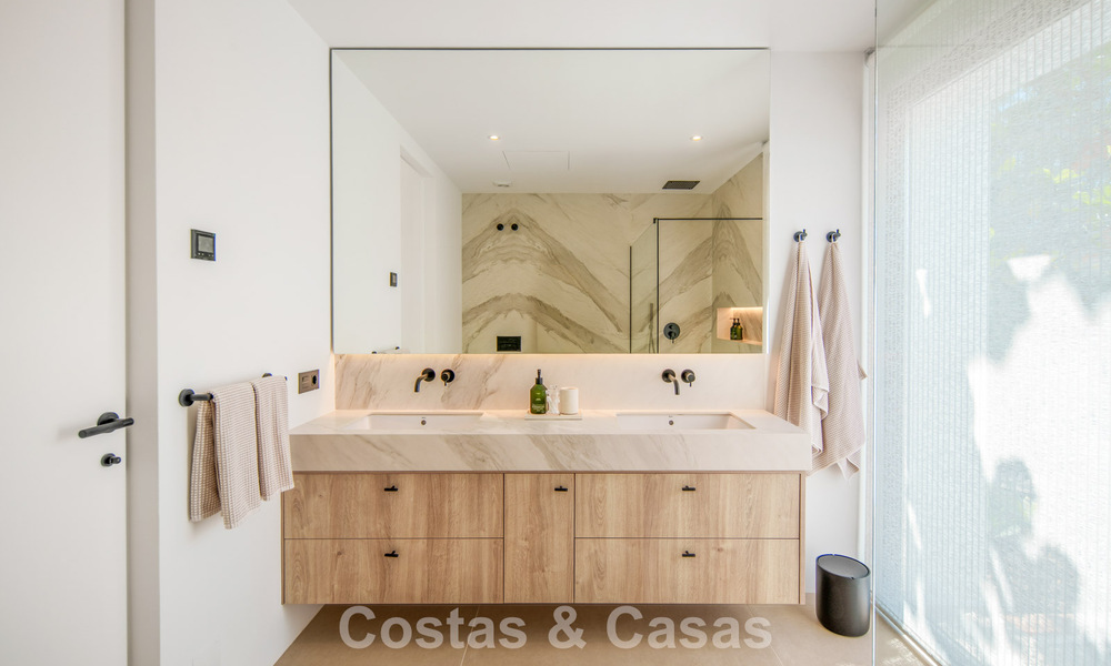 Eigentijdse, Spaanse luxevilla met panoramisch zeezicht te koop in Marbella - Benahavis 803353