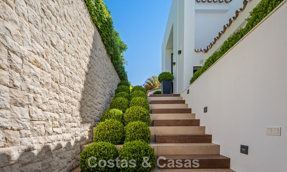 Elegante luxevilla met eigentijds-mediterrane architectuur te koop in een besloten wijk in Nueva Andalucia, Marbella 803429