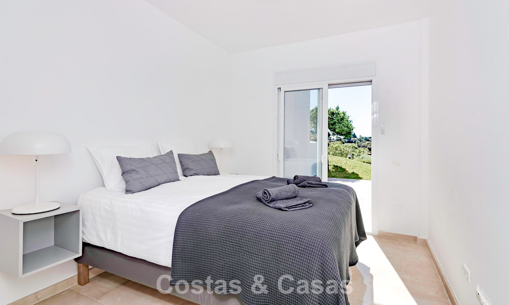 Gerenoveerde, halfvrijstaande woning met frontlinie golfzicht te koop in Aloha, Nueva Andalucia, Marbella 803140
