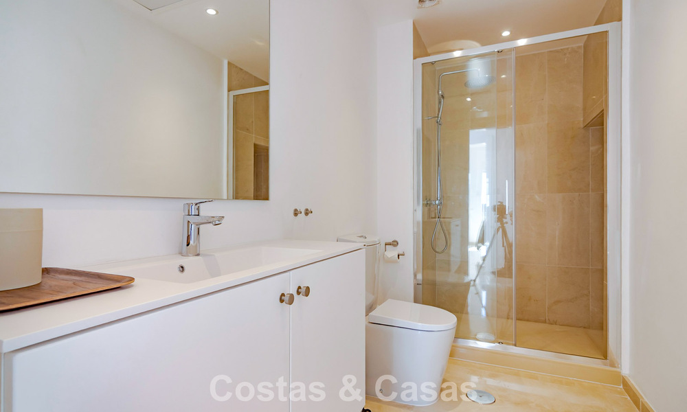 Gerenoveerde, halfvrijstaande woning met frontlinie golfzicht te koop in Aloha, Nueva Andalucia, Marbella 803141