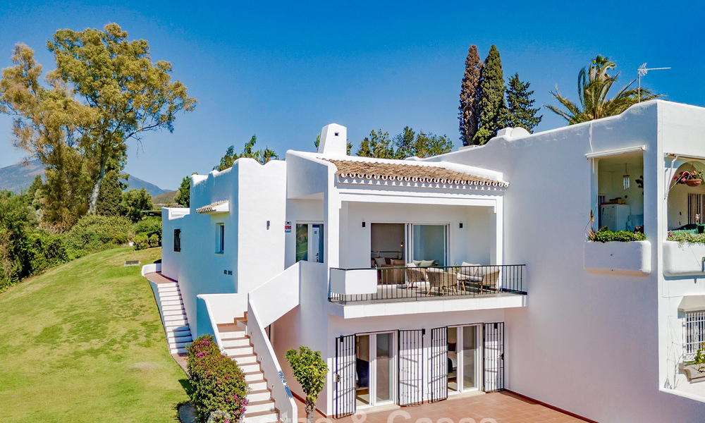 Gerenoveerde, halfvrijstaande woning met frontlinie golfzicht te koop in Aloha, Nueva Andalucia, Marbella 803153