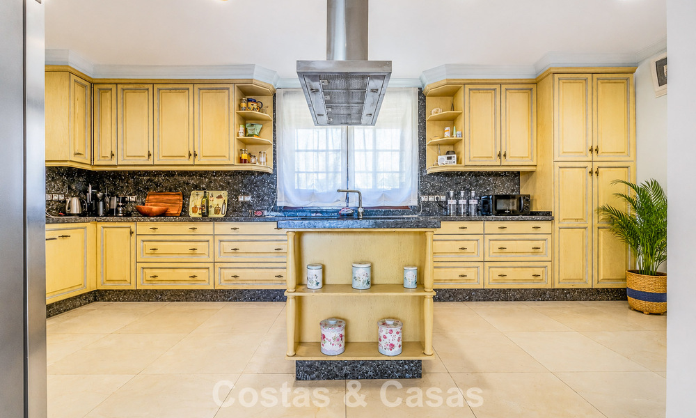 Ruime Mediterrane villa met zeezicht en fantastisch renovatiepotentieel te koop in La Quinta, Marbella - Benahavis 803481