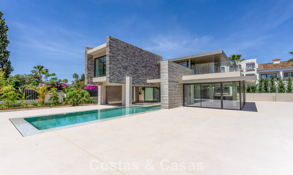 Nieuwe, exclusieve, instapklare, moderne villa te koop in een strandwijk tegen San Pedro, Marbella 803564