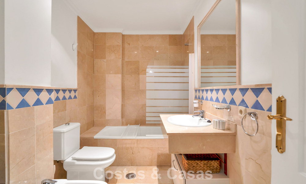 Ruim appartement met royaal terras te koop op loopafstand van de voorzieningen in Aloha in Nueva Andalucia, Marbella 803636