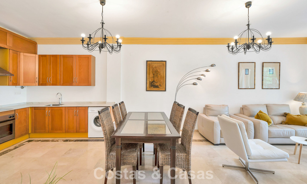 Ruim appartement met royaal terras te koop op loopafstand van de voorzieningen in Aloha in Nueva Andalucia, Marbella 803649