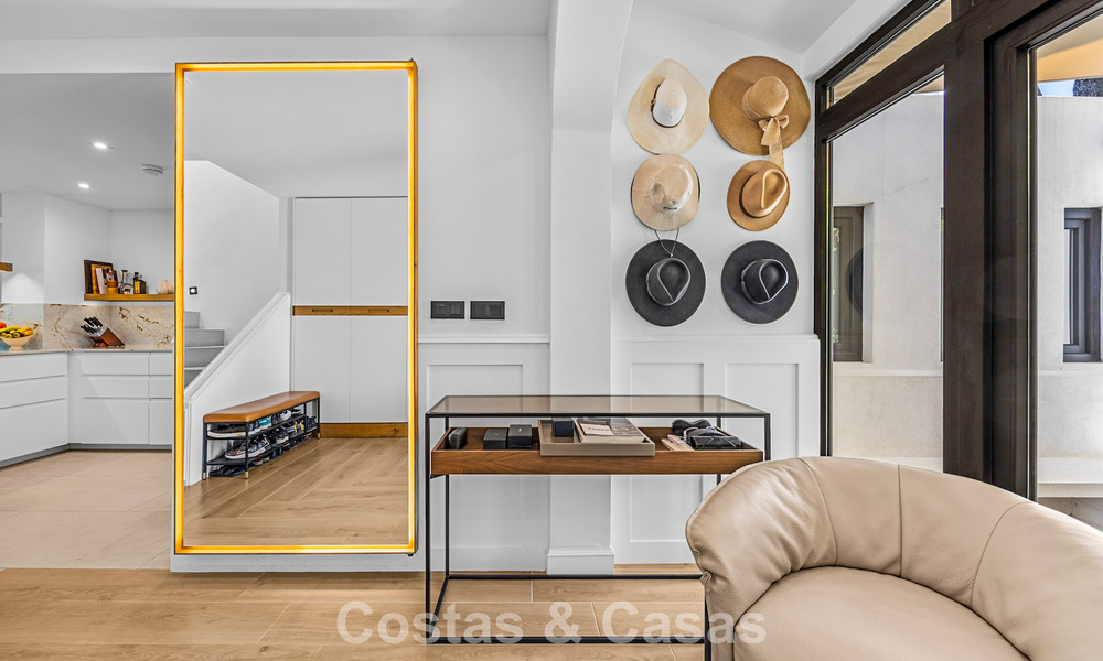 Modern Andalusisch hoekhuis te koop, in een gezochte gated community, eerstelijn Aloha Golf in Nueva Andalucia, Marbella 803753