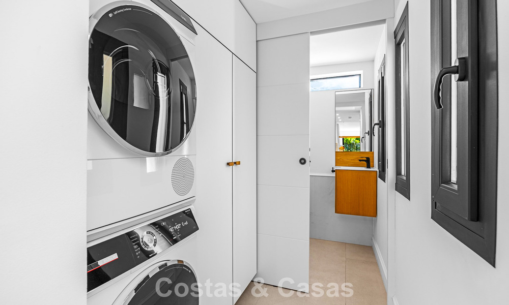 Modern Andalusisch hoekhuis te koop, in een gezochte gated community, eerstelijn Aloha Golf in Nueva Andalucia, Marbella 803756
