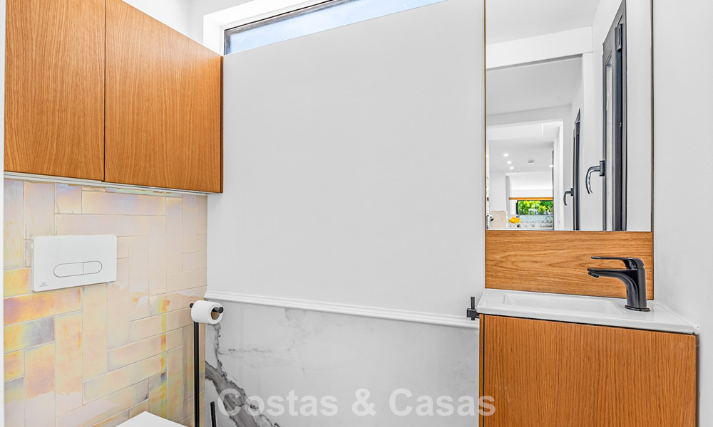 Modern Andalusisch hoekhuis te koop, in een gezochte gated community, eerstelijn Aloha Golf in Nueva Andalucia, Marbella 803757