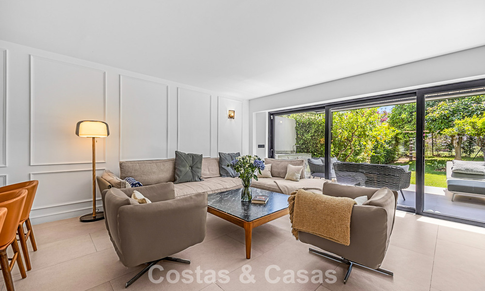 Modern Andalusisch hoekhuis te koop, in een gezochte gated community, eerstelijn Aloha Golf in Nueva Andalucia, Marbella 803758