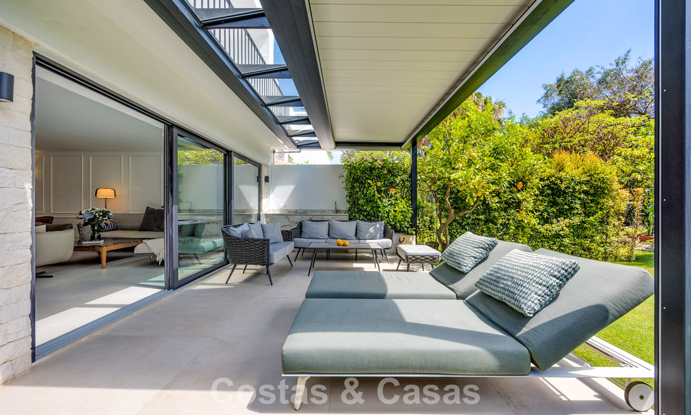 Modern Andalusisch hoekhuis te koop, in een gezochte gated community, eerstelijn Aloha Golf in Nueva Andalucia, Marbella 803759