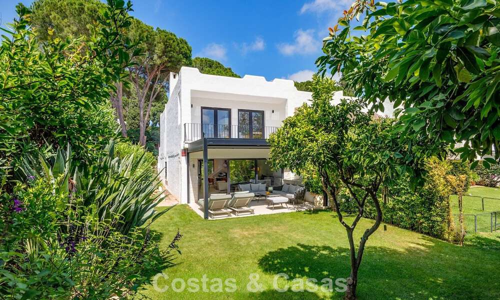 Modern Andalusisch hoekhuis te koop, in een gezochte gated community, eerstelijn Aloha Golf in Nueva Andalucia, Marbella 803760
