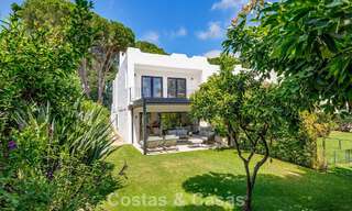 Modern Andalusisch hoekhuis te koop, in een gezochte gated community, eerstelijn Aloha Golf in Nueva Andalucia, Marbella 803760 