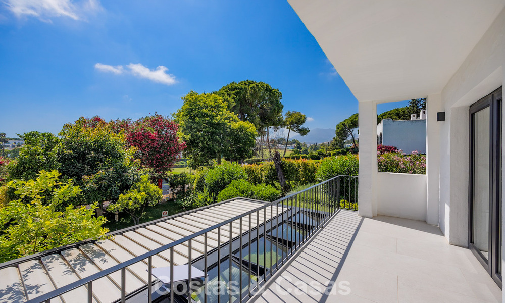 Modern Andalusisch hoekhuis te koop, in een gezochte gated community, eerstelijn Aloha Golf in Nueva Andalucia, Marbella 803763