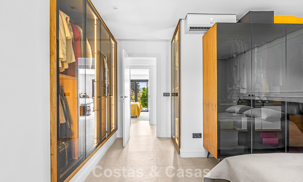 Modern Andalusisch hoekhuis te koop, in een gezochte gated community, eerstelijn Aloha Golf in Nueva Andalucia, Marbella 803764
