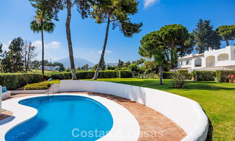 Modern Andalusisch hoekhuis te koop, in een gezochte gated community, eerstelijn Aloha Golf in Nueva Andalucia, Marbella 803766