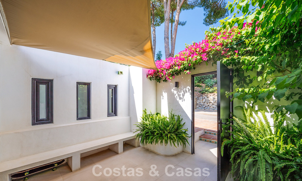 Modern Andalusisch hoekhuis te koop, in een gezochte gated community, eerstelijn Aloha Golf in Nueva Andalucia, Marbella 803767