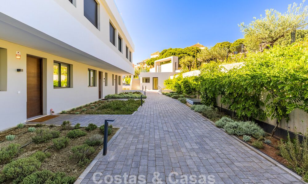Nieuwe, moderne rijwoning te koop op wandelafstand van het strand in Elviria, ten oosten van Marbella centrum 804093