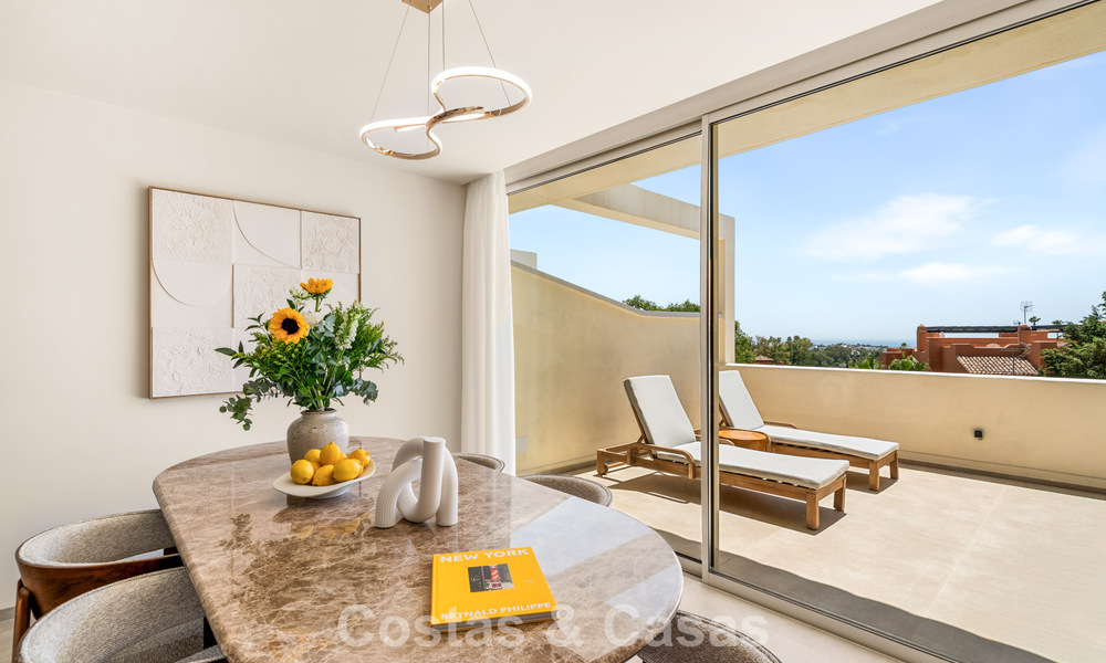 Luxe gerenoveerd appartement met panoramisch uitzicht te koop in Nueva Andalucia, Marbella 804071