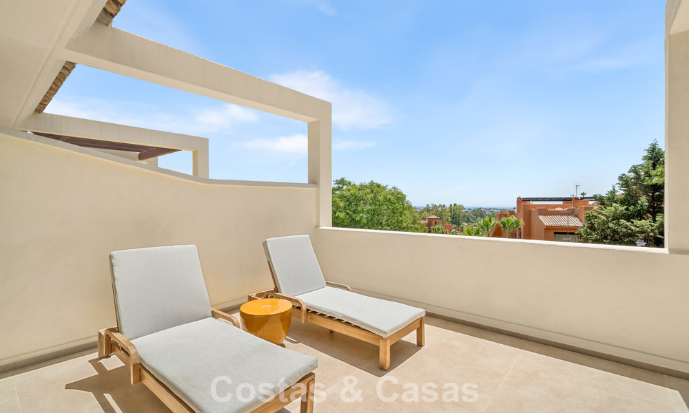 Luxe gerenoveerd appartement met panoramisch uitzicht te koop in Nueva Andalucia, Marbella 804072