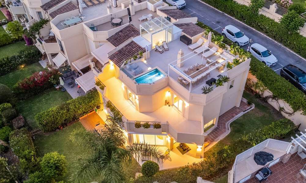 Luxueus totaal gerenoveerde halfvrijstaande woning, eerstelijns golf te koop in La Quinta, Marbella - Benahavis 804423
