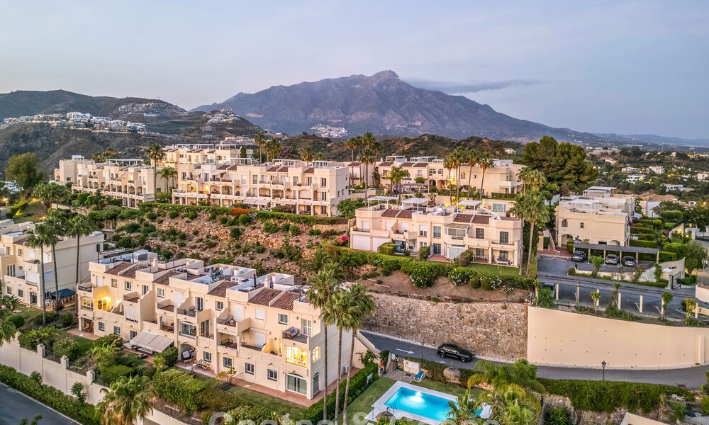 Luxueus totaal gerenoveerde halfvrijstaande woning, eerstelijns golf te koop in La Quinta, Marbella - Benahavis 804426
