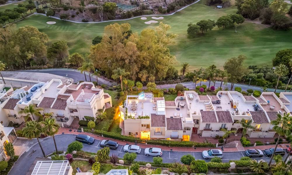 Luxueus totaal gerenoveerde halfvrijstaande woning, eerstelijns golf te koop in La Quinta, Marbella - Benahavis 804427