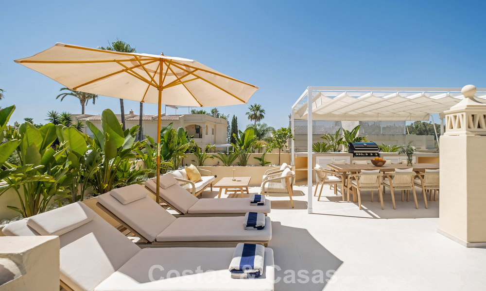 Luxueus totaal gerenoveerde halfvrijstaande woning, eerstelijns golf te koop in La Quinta, Marbella - Benahavis 804428