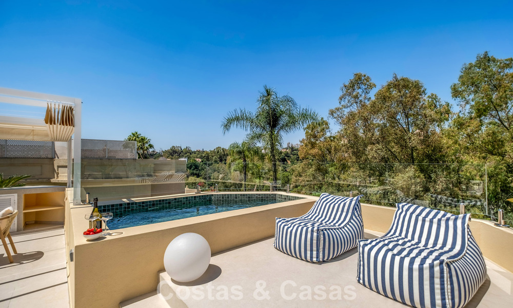 Luxueus totaal gerenoveerde halfvrijstaande woning, eerstelijns golf te koop in La Quinta, Marbella - Benahavis 804435