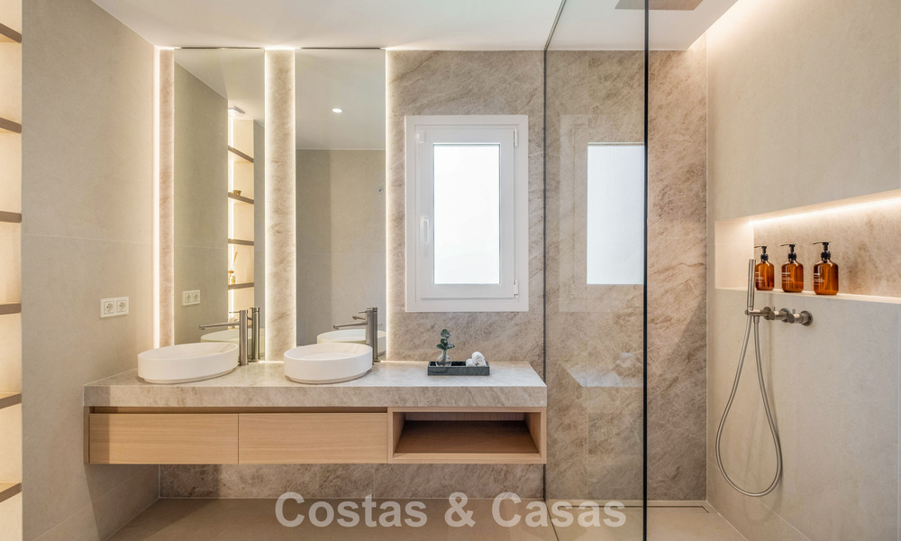 Luxueus totaal gerenoveerde halfvrijstaande woning, eerstelijns golf te koop in La Quinta, Marbella - Benahavis 804437