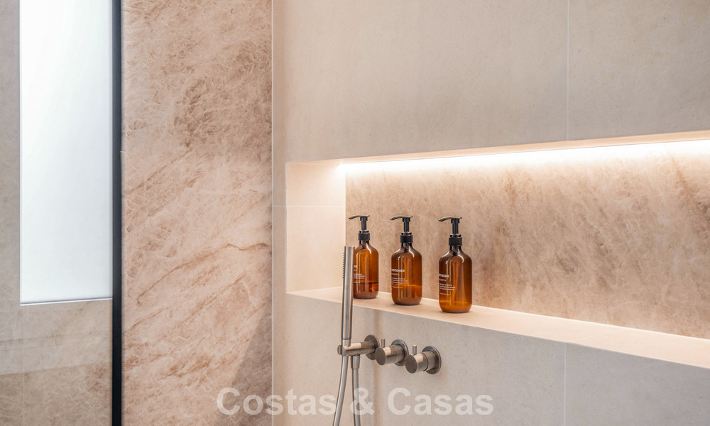 Luxueus totaal gerenoveerde halfvrijstaande woning, eerstelijns golf te koop in La Quinta, Marbella - Benahavis 804438