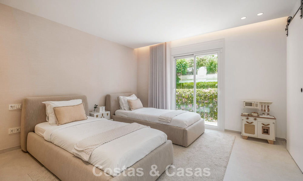 Luxueus totaal gerenoveerde halfvrijstaande woning, eerstelijns golf te koop in La Quinta, Marbella - Benahavis 804453
