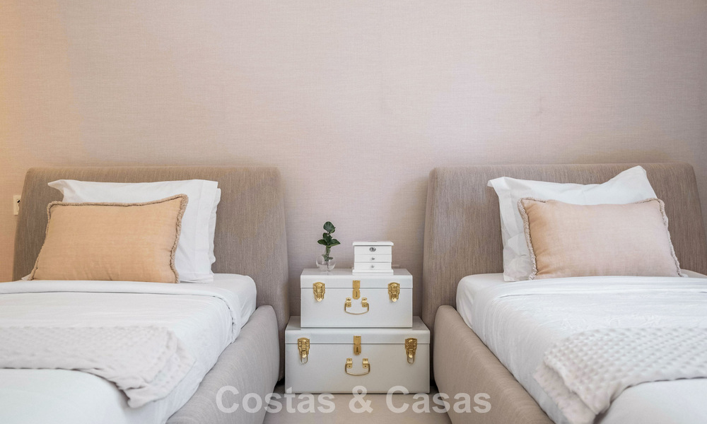 Luxueus totaal gerenoveerde halfvrijstaande woning, eerstelijns golf te koop in La Quinta, Marbella - Benahavis 804455