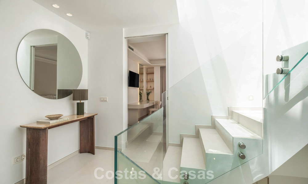 Luxueus totaal gerenoveerde halfvrijstaande woning, eerstelijns golf te koop in La Quinta, Marbella - Benahavis 804458