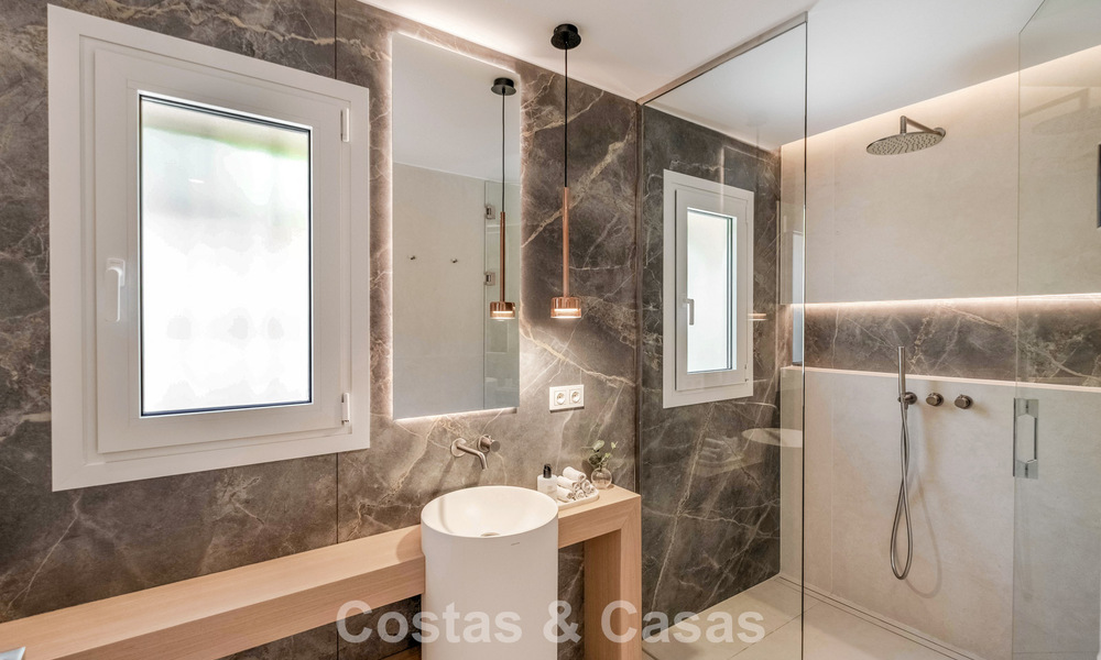 Luxueus totaal gerenoveerde halfvrijstaande woning, eerstelijns golf te koop in La Quinta, Marbella - Benahavis 804460