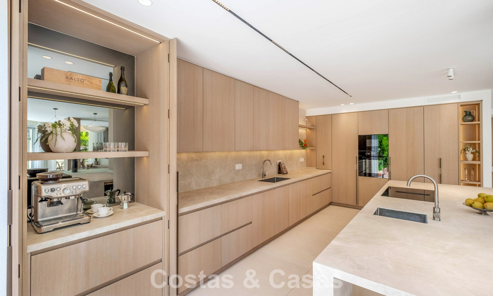 Luxueus totaal gerenoveerde halfvrijstaande woning, eerstelijns golf te koop in La Quinta, Marbella - Benahavis 804471