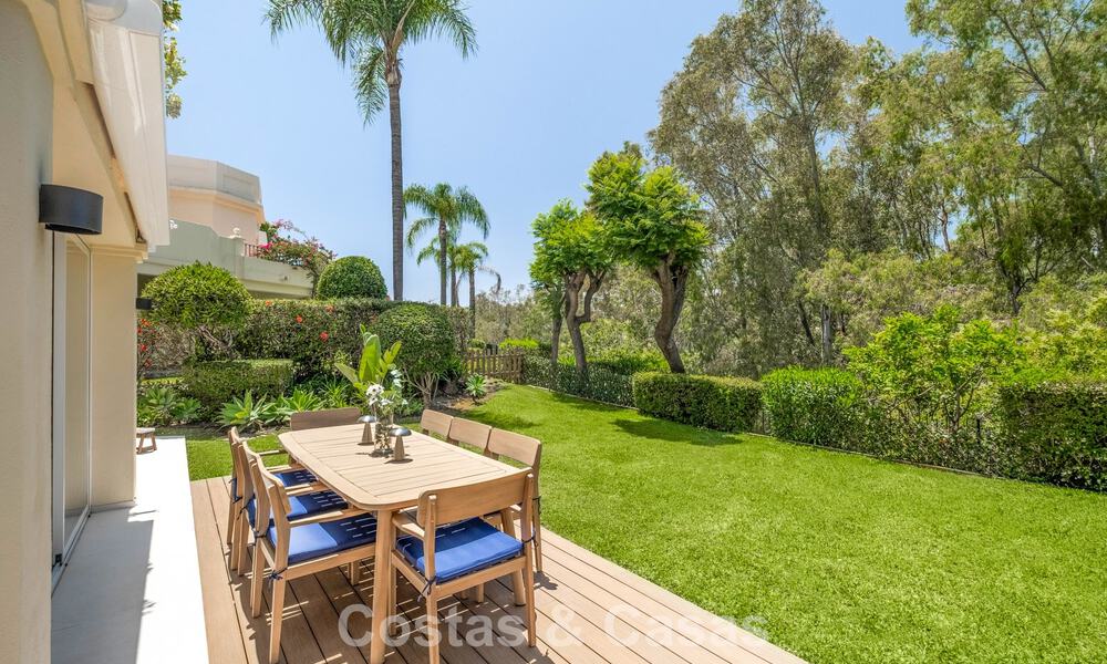 Luxueus totaal gerenoveerde halfvrijstaande woning, eerstelijns golf te koop in La Quinta, Marbella - Benahavis 804474