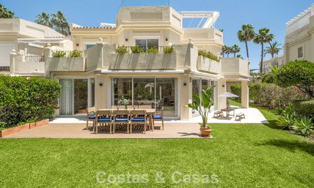 Luxueus totaal gerenoveerde halfvrijstaande woning, eerstelijns golf te koop in La Quinta, Marbella - Benahavis 804476