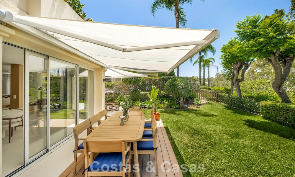 Luxueus totaal gerenoveerde halfvrijstaande woning, eerstelijns golf te koop in La Quinta, Marbella - Benahavis 804481