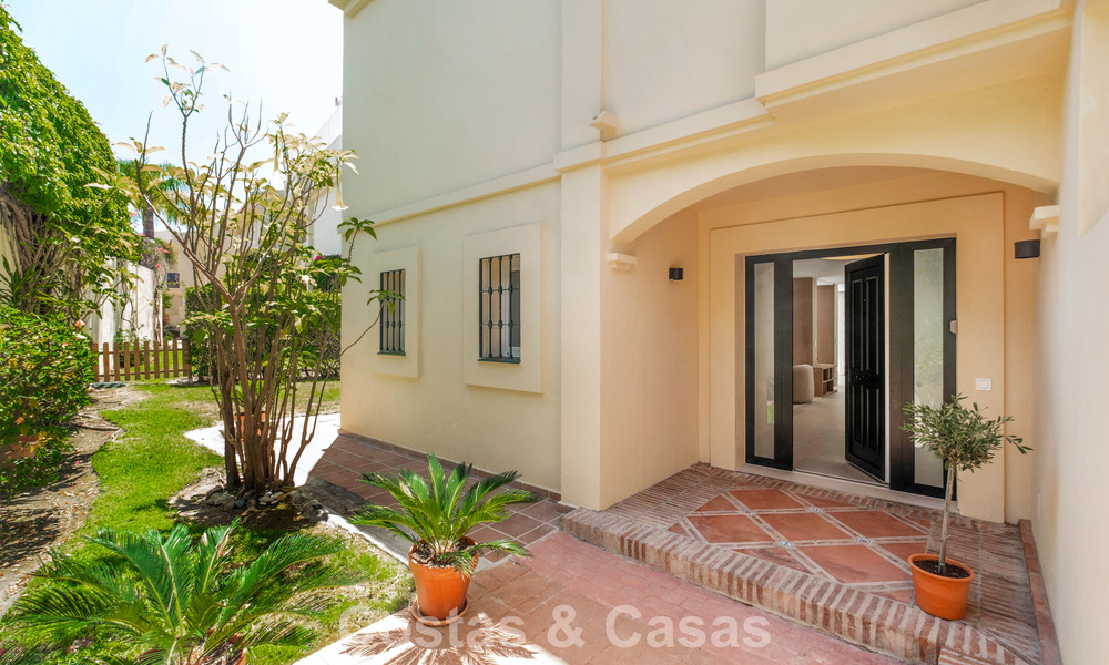 Luxueus totaal gerenoveerde halfvrijstaande woning, eerstelijns golf te koop in La Quinta, Marbella - Benahavis 804492