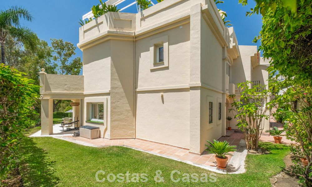 Luxueus totaal gerenoveerde halfvrijstaande woning, eerstelijns golf te koop in La Quinta, Marbella - Benahavis 804493