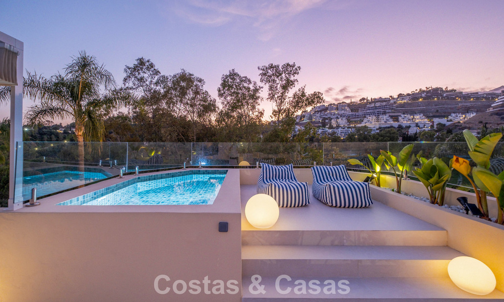 Luxueus totaal gerenoveerde halfvrijstaande woning, eerstelijns golf te koop in La Quinta, Marbella - Benahavis 804498