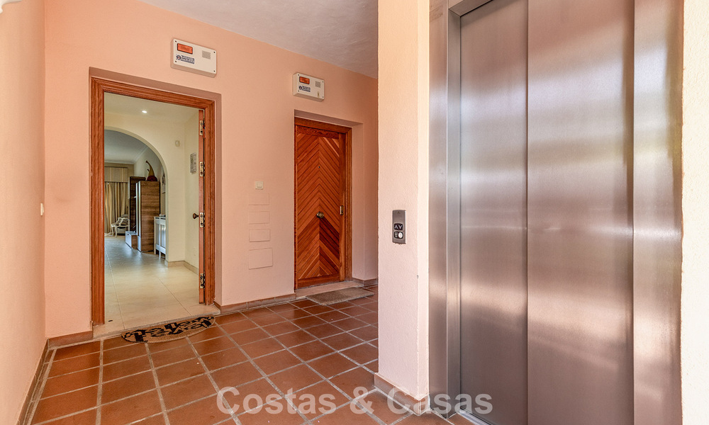 Gelijkvloers appartement met privétuin te koop op een steenworp van het strand op de New Golden Mile tussen Marbella en Estepona 804511