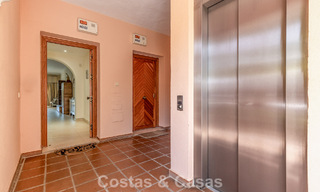 Gelijkvloers appartement met privétuin te koop op een steenworp van het strand op de New Golden Mile tussen Marbella en Estepona 804511 