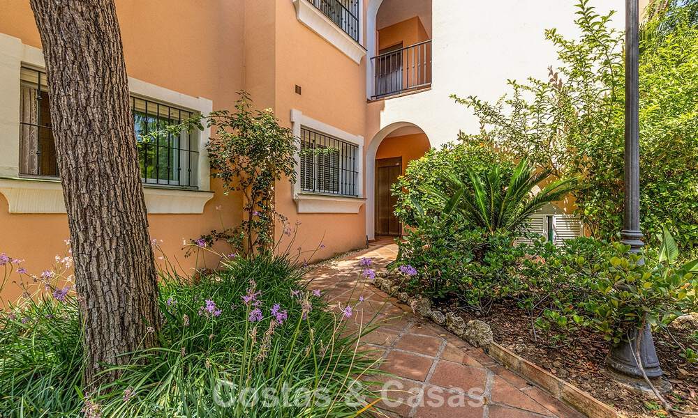 Gelijkvloers appartement met privétuin te koop op een steenworp van het strand op de New Golden Mile tussen Marbella en Estepona 804512
